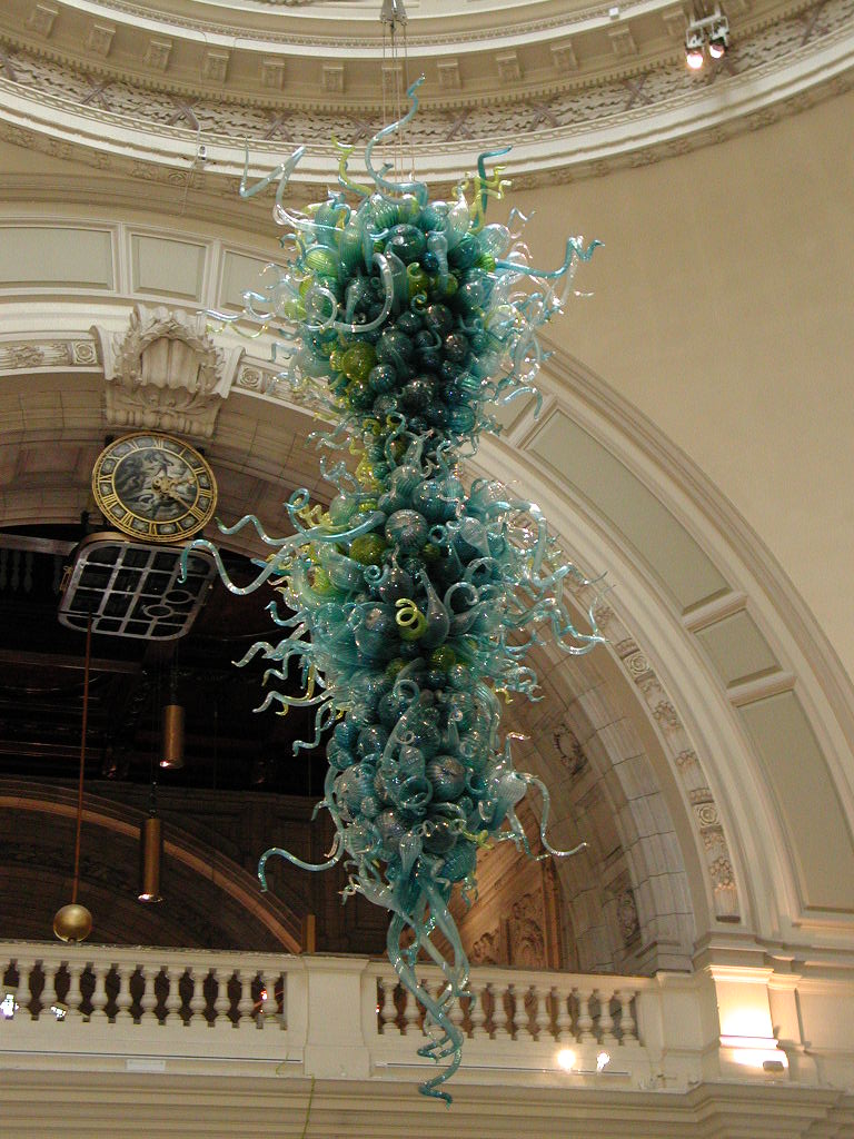 Chihuly chandelier at the V&A Museum in London